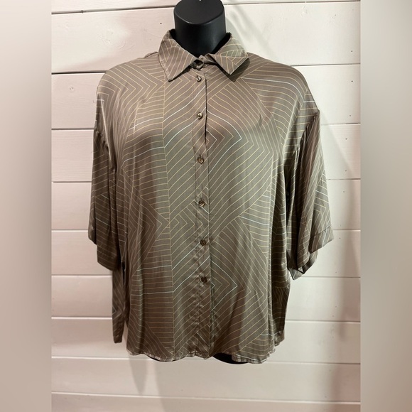 📍🤎VIA BOVIO – Taupe Geometric Button-Up Blouse (L) - Picture 1 of 10